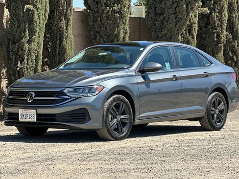 Certified 2024 Volkswagen Jetta SE w/ Panoramic Sunroof Package image 8