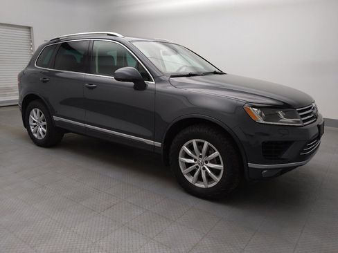 Used 2016 Volkswagen Touareg Sport image 11