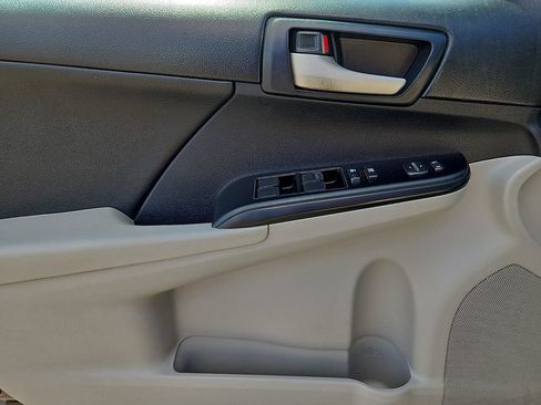 Used 2013 Toyota Camry LE FWD image 19