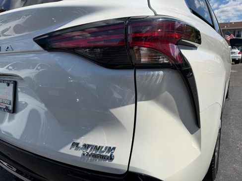 Used 2021 Toyota Sienna Platinum FWD image 28