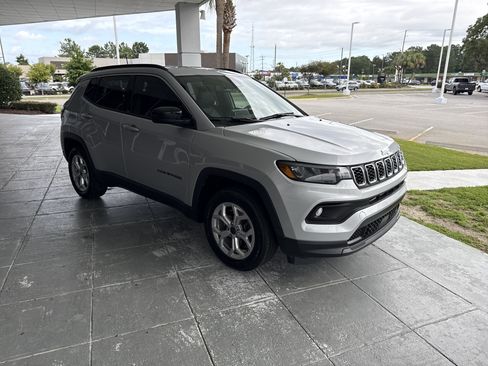 Used 2025 Jeep Compass Latitude AWD/4WD image 2
