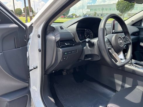Used 2025 Nissan Sentra SV FWD image 32