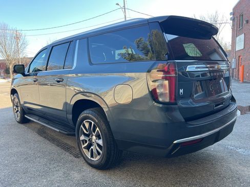 Used 2021 Chevrolet Suburban LT w/ LT Signature Package image 3