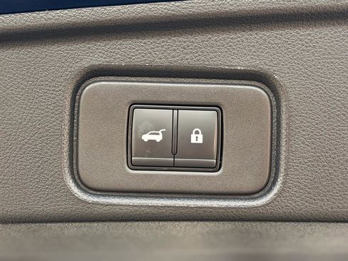 Used 2025 Nissan Pathfinder SV image 28