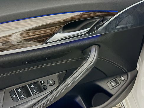 Used 2019 BMW 530e xDrive w/ Premium Package image 15