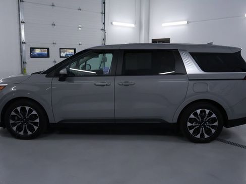 Used 2024 Kia Carnival EX image 4