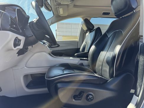 Used 2023 Chrysler Pacifica Limited image 30