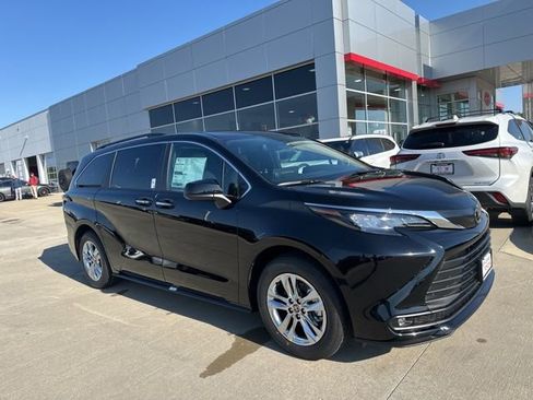 New 2026 Toyota Sienna XLE FWD image 2