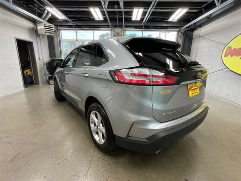 Used 2020 Ford Edge SE FWD image 3