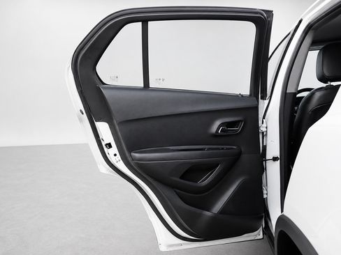 Used 2020 Chevrolet Trax LT w/ LT Convenience Package FWD image 16