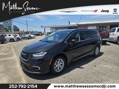 Used 2023 Chrysler Pacifica Touring-L FWD image 1