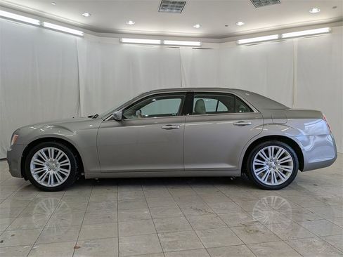 Used 2014 Chrysler 300 C image 5