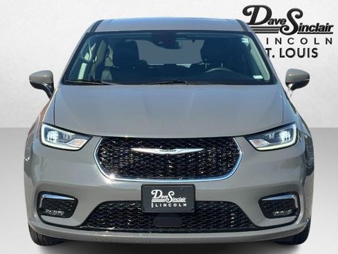Used 2023 Chrysler Pacifica Touring-L FWD image 8