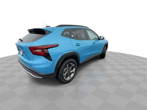 Certified 2025 Chevrolet Trax LT w/ Driver Confidence Package image 8