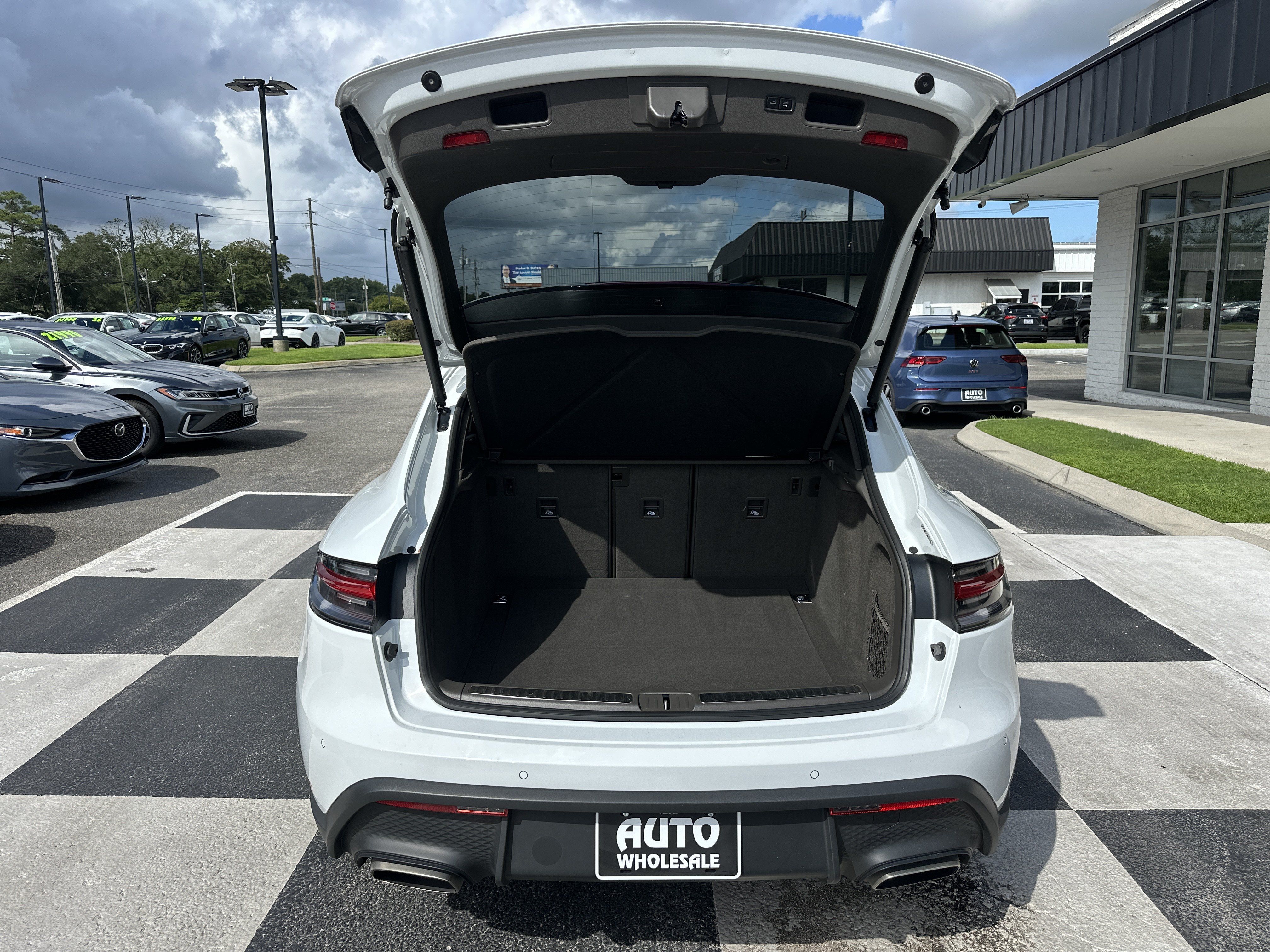 Used 2025 Porsche Macan AWD/4WD image 5