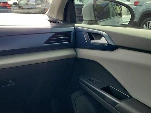 Certified 2023 Volkswagen Taos SE FWD image 4