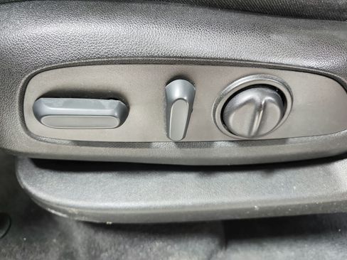 Used 2023 Chevrolet Traverse LT FWD image 12