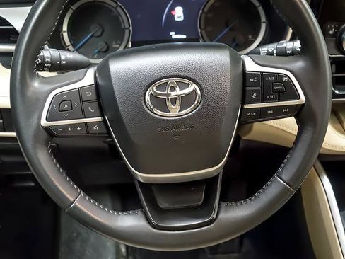 Used 2024 Toyota Highlander XLE AWD/4WD image 16
