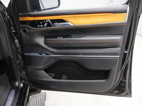 Used 2022 Jeep Grand Wagoneer Series III AWD/4WD image 24