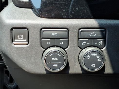 Used 2023 Chevrolet Silverado 1500 LT AWD/4WD image 11
