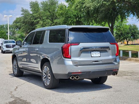 Used 2023 GMC Yukon XL Denali Ultimate AWD/4WD image 4