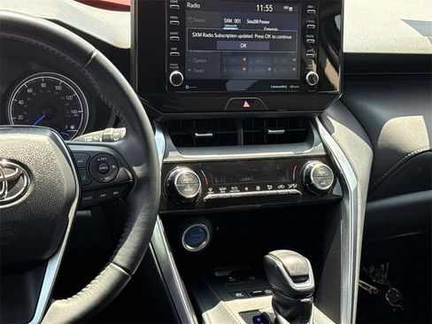 Used 2022 Toyota Venza LE image 8