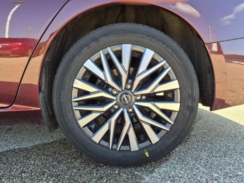 Used 2025 Nissan Altima 2.5 SV FWD image 11