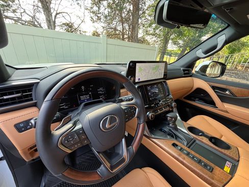 Used 2025 Lexus LX 600 4WD w/ Accessory Package (2T) image 10