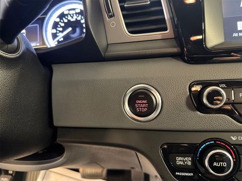 Certified 2018 Kia Niro LX image 29