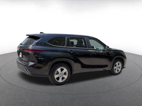 Used 2025 Toyota Highlander LE FWD image 14