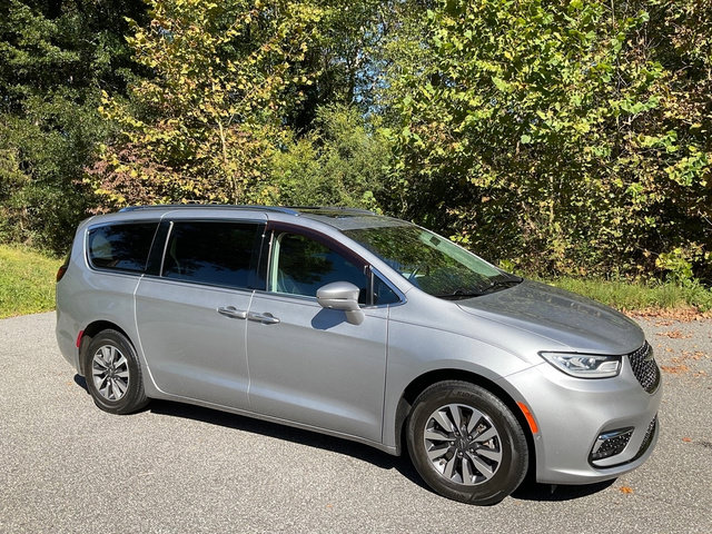 Used 2021 Chrysler Pacifica Touring-L w/ Premium & Safety Sphere Group FWD image 4
