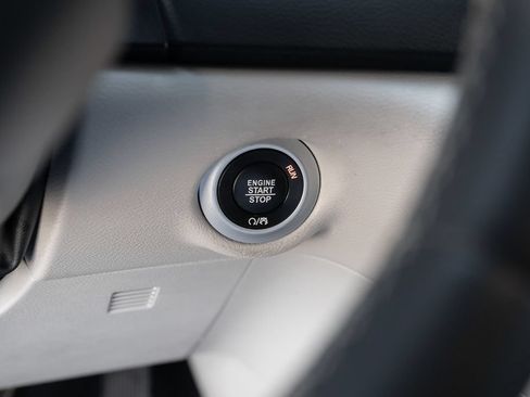 Used 2022 Chrysler Pacifica Touring-L FWD image 28