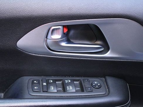 Used 2022 Chrysler Pacifica Touring image 18