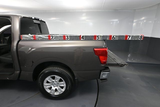 Used 2018 Nissan Titan SV AWD/4WD image 28