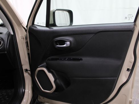 Used 2016 Jeep Renegade Latitude w/ Cold Weather Group image 26