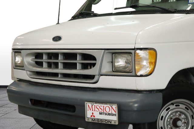 Used 2002 Ford E-150 and Econoline 150 RWD image 3