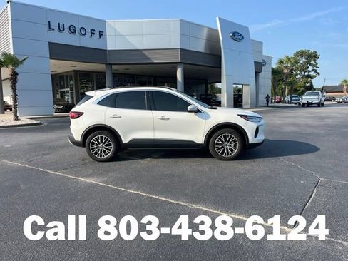 Used 2025 Ford Escape SE FWD image 2