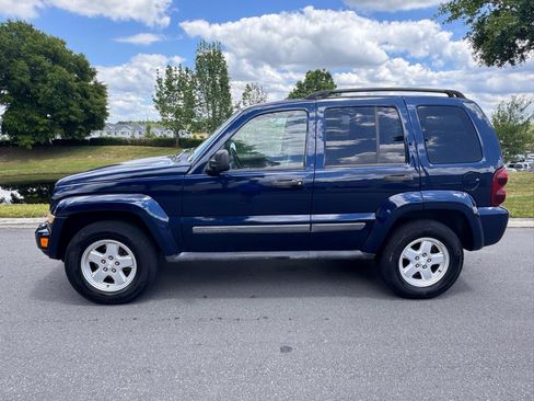 Used 2007 Jeep Liberty Sport RWD image 9