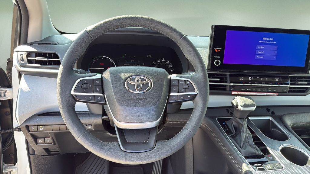 Used 2026 Toyota Sienna XLE FWD image 28