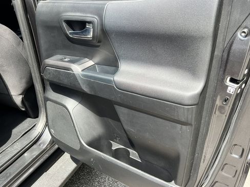 Used 2018 Toyota Tacoma TRD Sport w/ Technology Package image 13