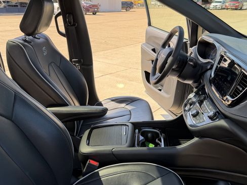 Used 2025 Chrysler Pacifica Limited image 32