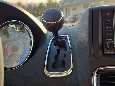 Used 2013 Chrysler Town & Country Touring image 24