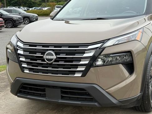 Used 2024 Nissan Rogue SV w/ SV Premium Package FWD image 10