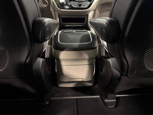 Used 2023 Chrysler Pacifica Limited FWD image 42