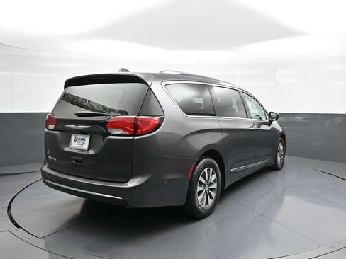 Used 2020 Chrysler Pacifica Touring-L Plus FWD image 6