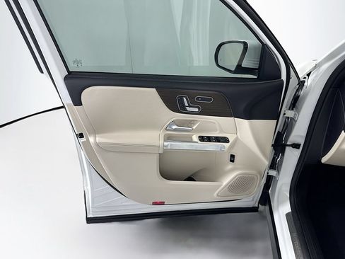 Used 2025 Mercedes-Benz GLB 250 image 24