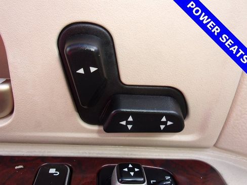 Used 2006 Lincoln Town Car Executive L image 2