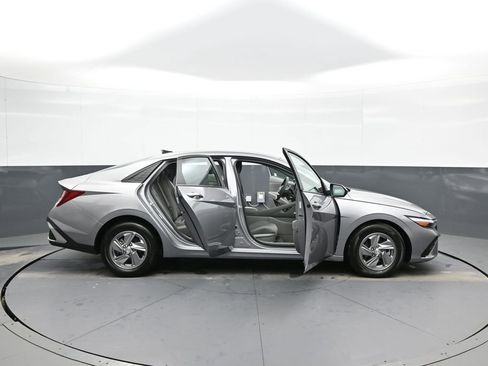 Certified 2025 Hyundai Elantra SE image 41