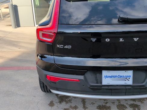 Used 2025 Volvo XC40 B5 Core image 16