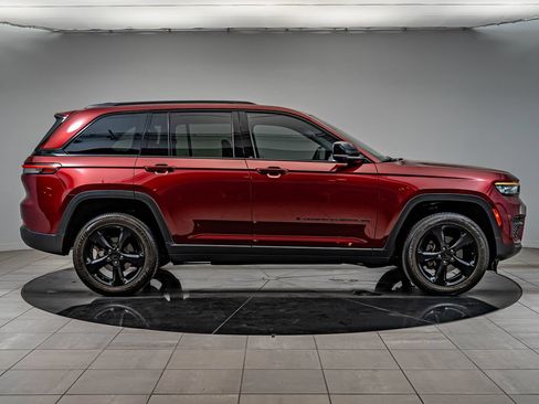 Used 2023 Jeep Grand Cherokee Altitude RWD image 4